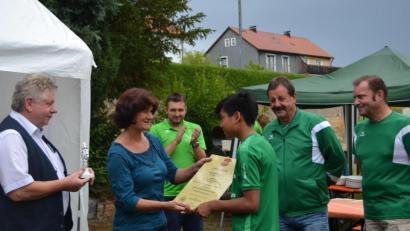 Bild: Kappl, Andreas [kap]
Gitte Kreinhöfner und Erich Sperber übergeben Urkunde und Pokal an den Julian Gleißner, Kapitän der E-Jugend-Mannschaft von 2018/2019. Vorstandsvorsitzender Matthias Sauer (Mitte) und das Trainerduo Heimerl/Gleißner applaudieren.