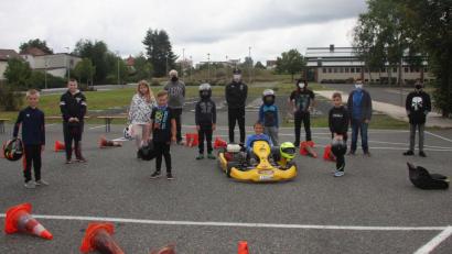 Bild: wro
Die Teilnehmer des Kart-Schnuppertrainings des MSC Wiesau zusammen mit MSC-Jugendleiter Karl-Heinz Dietrich (Fünfter von links) und weiteren Mitgliedern des Vereins.