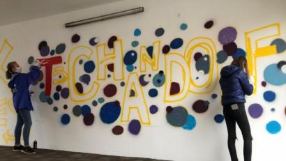 Bild: Bender/exb
Das Wortspiel „Tsch-andorf“ deutet auf das deutsch-tschechische Kulturstadtprojekt hin. Jugendliche "hübschten" am Wochenende die Durchgänge zur Schwandorfer Naabuferstraße auf.