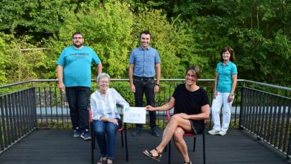 Bild: adj
Büchereileiterin Doris Neumann (sitzend, rechts), Sissy Bringer (sitzend, links) und Maria Schmidt (stehend, rechts) danken Vorsitzendem Michael Gleißner (stehend, Mitte) und Phillip Konz (stehend, links) für die Unterstützung.
