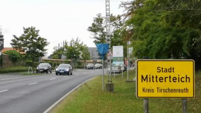 Bild: lnz
Die neuen Tempo-30-Schilder auf der ehemaligen innerörtlichen Staatsstraße sind aufgestellt, aber noch mit Folien abgedeckt - so wie hier im Bild (Mitte) in der Waldsassener Straße. Wann genau in dieser Woche sie enthüllt werden und damit Gültigkeit haben, wird noch bekanntgegeben.