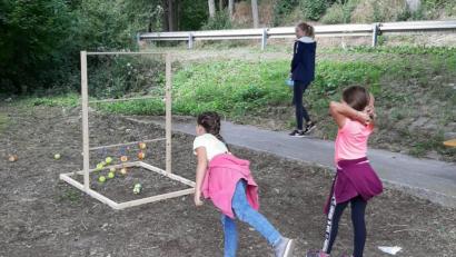 Bild: exb
Da haben sich die Kirchenthumbacher Wanderfreunde etwas Tolles einfallen lassen: Die Spielstation sieht so einfach aus, aber um die beiden Bälle zu fixieren, braucht es eine bestimmte Wurftechnik.