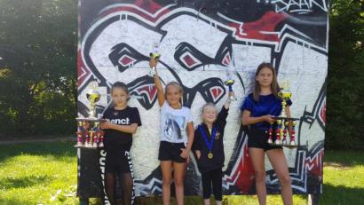 Bild: Alena Nikitin
Die Mädchen sind beim Wettbewerb erfolgreich (von links) Emelina Klotz, Alina Klik, Lena Schmidt und Stefanie Nikitin.