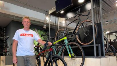 Bild: Matthias Bäumler/exb
Produktmanager Frank Greifzu zeigt drei der 2021er-Gravelbikes.