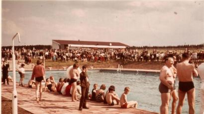 Archivbild: rha
Groß und Klein, Schwimmer und Nichtschwimmer versammeln sich am 21. Mai 1967 im neuen Höhenschwimmbad in Vilseck zur feierlichen Einweihung.