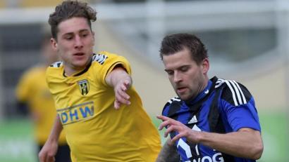Bild: spo
Auf diesem Archivbild aus dem Jahr 2016 trägt Eduard Root (links) noch das Trikot der SpVgg Bayern Hof. Hier ist er im Laufduell mit dem ehemaligen Weidener Lukas Hudec.