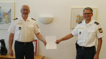 Bild: Riedling/exb
Polizeipräsident Udo Skrzypczak (links) überreicht dem Abteilungsführer der Bereitschaftspolizei in Sulzbach-Rosenberg, Stefan Beil, die Ernennungsurkunde zum Leitenden Polizeidirektor.
