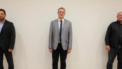 Bild: ohr
Das Bürgermeisterteam der Gemeinde Schwarzach ist nach der erforderlichen Nachwahl des Zweiten Bürgermeisters wieder komplett. Neuer erster Stellvertreter ist Michael Singer (links). Mit im Bild Erster Bürgermeister Franz Grabinger (Mitte) und Dritter Bürgermeister Joachim Schießl (rechts).	Bild: ohr