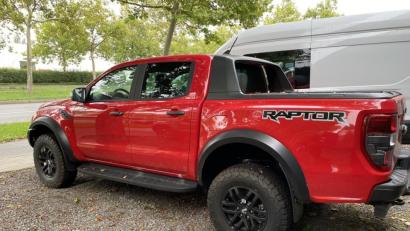 Bild: PI Regensburg Nord/exb
Mit einem roten Pickup – das Foto zeigt ein baugleiches Modell – machte sich ein 38-Jähriger bei einer Probefahrt aus dem Staub.