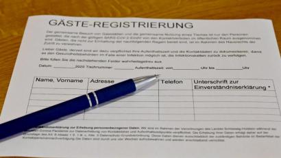 Symbolbild: Carsten Rehder/dpa
Ein Zettel für die Gäste-Registrierung liegt in einem Restaurant auf einem Tisch.