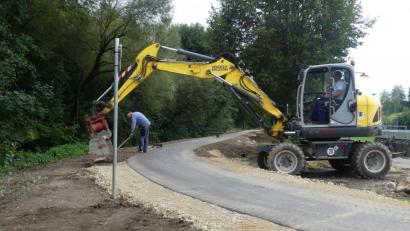 Bild: rn
Schon bald gibt es in der Rußweiherstadt einen fast durchweg verkehrsfreien Fußweg. Die Arbeiten der Firma Schulz neigen sich bereits dem Ende zu.