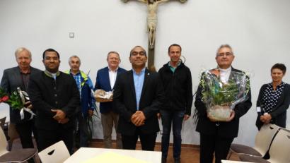 Bild: ct
Mit herzlichen Worten und Geschenken wird Pater Jimmy Joseph (vorn Mitte) als neuer Pfarrvikar der Pfarreiengemeinschaft in Schlicht empfangen (von links): Norbert Riha (Sorghof), Pater Robin Xavier, Karl Stubenvoll und Werner Prechtl (Schlicht), Thomas Pröls, Diakon Dieter Gerstacker und Michaela Kreuzer (Vilseck).