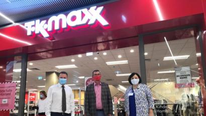 Bild: Gabi Schönberger
Ohne großes Tamtam ging die Eröffnung von TK Maxx am Donnerstagmorgen vonstatten. Der Termin war geheimgehalten worden. Oberbürgermeister Jens Meyer (links) und NOC-Geschäftsführerin Reinhild Holthaus (rechts) ließen es sich allerdings nicht nehmen, Filialleiter Josef Grüner zu gratulieren.