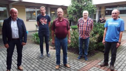 Bild: e
Die Kümmersbrucker Eisstockschützen wählen bei ihrer Jahreshauptversammlung einen neuen Vorstand (von links): Bürgermeister Roland Strehl, Tobias Heldmann, Vorsitzender Kurt Rose, Heinz Ziplies und Peter Göppl.