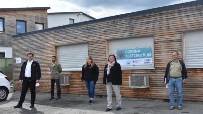 Bild: lue
Schon am Mittwoch hatte das Corona-Testzentrum in der Einsteinstraße in Tirschenreuth wieder viel zu tun. BRK-Kreisgeschäftsführer Holger Schedl (links) und Regierungsdirektorin Regina Kestel (Zweite von rechts) erklärten, wie man sich für einen Termin anmelden kann. Unterstützt wurden sie dabei vom Versorgungsarzt des Landkreises, Dr. Peter Deinlein (Zweiter von links), und Dr. Stefan Geyer (rechts), stellvertretender Leiter des Gesundheitsamts.