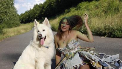 Bild: Daniel Fiks
Sechs Stunden hat Samantha Hecht zusammen mit Fotograf Daniel Fiks und zwei Freunden an ihrem Zeitungskleid gebastelt.
