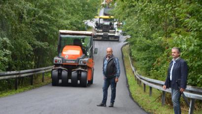 Bild: dob
Bürgermeister Andreas Wutzlhofer (rechts) und Außendienstleiter Karl Frey (links) vergewissern sich über den Stand der Asphaltierungsarbeiten von Roggenstein vorbei an der Kläranlage bis nach Oberschleif. Mit der neuen Deckenschicht ist der Straßenzug wieder locker 30 Jahre gut befahrbar.