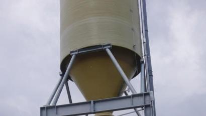 Bild: ld
Es erleichtert den Winterdienst: das neue Salzsilo beim Sportplatz. Bei der Abnahme waren (von links) Bürgermeister Bernhard Schindler, der Vertreter der Hersteller Reich Tank, der gesamte Bauhof und Albert Hofmann (Dritter von rechts) vom Bauamt anwesend.