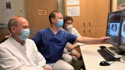 Bild: Bernhard Krebs/exb
Das Chefärzte-Team der Asklepios Klinik Burglengenfeld (von links) Dr. Jörg-Heiner Möller (Chefarzt Kardiologie), Dr. Michael Schütz (Chefarzt Anästhesie und Intensivmedizin) und Dr. Josef Zäch (Ärztlicher Direktor) machte gute Erfahrungen mit dem Cortison-Einsatz.