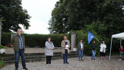 Bild: pko
Die Teilnehmer legten nach den Ansprachen zum Antikriegstag auf dem Plattenberg Sonnenblumen auf den zwölf Grabsteinen, die die zwölf Stämme Israels symbolisieren, nieder. Im Bild (von links) Tom Hiltl (DGB), MdB Marianne Schieder, Kreisrat Franz Schindler, Zweite Bürgermeisterin Margit Reichl, Theresa Krämer und eine Vertreterin der Deutschen Friedensgesellschaft.
