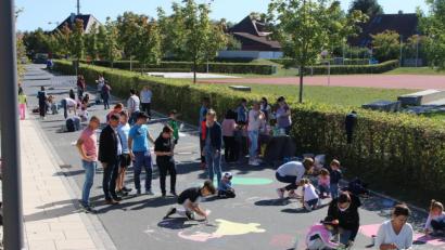 Archivbild: sne
Eltern, Kinder und alle anderen Grafenwöhrer sind an die Straßenmalaktion vor dem Schulbeginn gewöhnt. Letztes Jahr herrschte Am Alten Weg reges Treiben, doch heuer bleibt es dort ruhig: Die Veranstaltung muss dieses Jahr ausfallen.