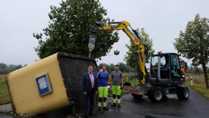 Bild: Stefanie Gradl
Mitarbeiter des Vilsecker Bauhofs zerlegen das alte Bushäuschen am Langen Steg. In wenigen Wochen soll der neue Wartebereich aufgestellt werden. Die Arbeiten verfolgen (von rechts): Michael Göttlinger, Michael Ruppert und Bürgermeister Hans-Martin Schertl.