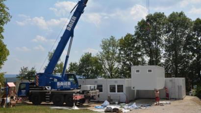Bild: fdl
Während der großen Ferien wurde das Gelände vorbereitet und die Container für den Kindergarten aufgestellt.