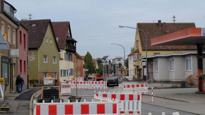 Bild: Stefanie Gradl
Ab diesem Freitag gehört die Baustelle in der Bahnhofstraße in Vilseck der Vergangenheit an. Dann ist dieser Abschnitt wieder frei befahrbar.