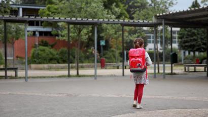 Bild: Mascha Brichta/dpa
Der Schulranzen liegt idealerweise möglichst eng am Rücken an.