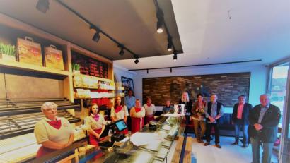 Bild: gz
Bei der Segensfeier in der neuen Bäckerfiliale in coronakonformen Abständen anwesend waren (von rechts) Pfarrer Erwin Bauer, Bürgermeister Reiner Gäbl, die Bäckerfamilie mit Ernst, Veronika, Miriam und Sieglinde Schmid sowie Ahmet Nayir und die Mitarbeiterinnen.