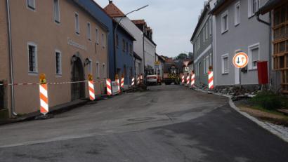 Bild: fla
In der Neuenhammerstraße wurden die Muldensteine an der linken Straßenseite vom Bauhof in einer "Blitzaktion" entfernt. Der Gehweg wird wieder ordentlich instand gesetzt.