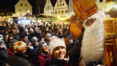 Bild: Gabi Schönberger
Ein Bild aus dem letzten Jahr: Der Weidener Nikolaus umringt von vielen Kindern auf dem gut besuchten Christkindlmarkt. Und nicht nur Nikolaus Peter Ertl fragt sich: Wird es das heuer geben?