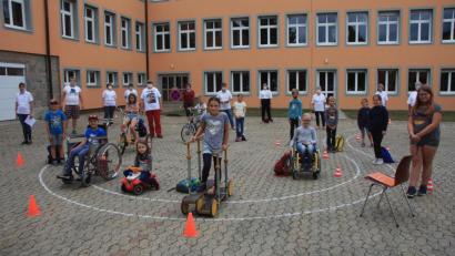 Bild: wro
Einen kurzweiligen Erlebnistag boten das BRK Wiesau und das Jugendrotkreuz auf dem Gelände zwischen Grund- und Mittelschule. Die Abstandsregeln konnten auf der großen Fläche stets gut eingehalten werden.