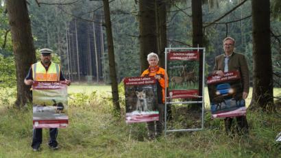 Bild: wel
Jagdpächterin Klothilde Koller (Mitte), der Bezirksvorsitzende des Jagdverbandes, Alexander Flierl (rechts), und Armin Ismail von der Polizeiinspektion Oberviechtach stellen Warntafeln auf, die Autofahrer auf Wildwechsel und die damit verbundene Gefahr hinweisen.