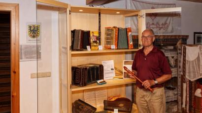 Bild: JOCHEN NEUMANN 
ERBENDORF
Da freut sich Museumsleiter Manfred Klöble. Alle Exponate an Musikinstrumente haben in der Vitrine ein neues Zuhause.