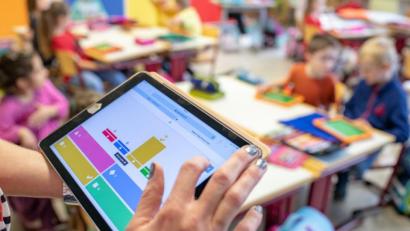 Bild: Armin Weigel/dpa
Bayerns Schulsystem belegt Platz 2: Grundschüler arbeiten in der Abensberger Grundschule Offenstetten mit einem Tablet. Die Schule nimmt am Schulversuch „Digitale Schule 2020“ der Stiftung Bildungspakt Bayern teil.