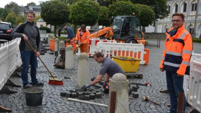 Bild: jr
Mitarbeiter des städtischen Bauhofs begannen am Montag damit, am Basilikaplatz wieder 15 Granitpoller aufzustellen, wie sie bis zum Beginn der Rathaussanierung vorhanden waren. Mit im Bild Tobias Tippmann (rechts) von der Stadtverwaltung und Polier Thomas Ernstberger (links).