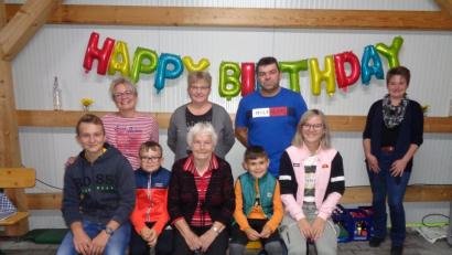 Bild: amö
Jubilarin Maria Reger freute sich über die Glückwünsche ihrer Urenkel (vorne, von links) Hannes, Tom, Toni und Emily. Zum 85. Geburtstag gratulierten auch (hinten, von links) Enkelin Uschi, Tochter Ulrike, Enkel Markus und Bürgermeisterin Sonja Meier.