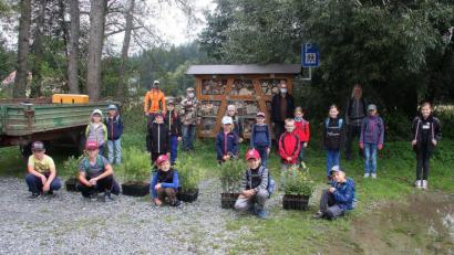 Bild: wro
Themen des OWV-Ferienprogramms waren der Wald und der Klimawandel. Eingebunden war auch eine Baumpflanzaktion, an der sich die Kinder aktiv beteiligten. Betreut wurde der Ausflug von Jürgen Wilka, Peter Hasenfürter, Hermann Zettl und Revierförster Matthias Gibhardt (hinten, von rechts).