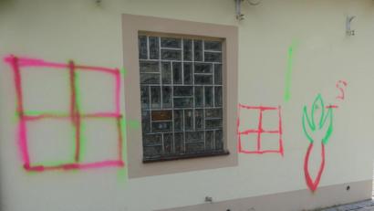 Bild: rn
Nach einigen Jahren der "Ruhe" ist auch das Gerätehaus der Siedlergemeinschaft wieder das Ziel von Sprühaktionen.
