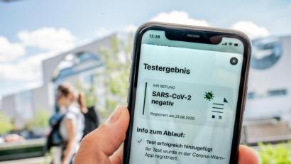 Bild: Michael Kappeler/dpa
Ein für einen Reiserückkehrer durchgeführter Corona-Test wird auf dem Display eines iPhone in der Corona-Warn-App als "negativ" dargestellt.