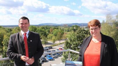 Bild: Hans Prechtl/exb
Bürgermeisterin Anita Forster (rechts) stattete Landrat Thomas Ebeling ihren Antrittsbesuch ab.