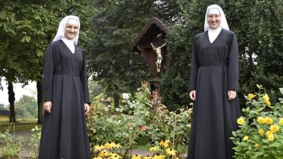 Bild: sck
Ihr zeitliches Gelübde legen am Samstag die Schwestern (von links) Ida-Maria Kastner und Maria Veronika Gresik in der Klosterkirche in Auerbach ab.