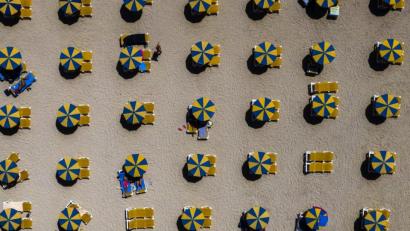 Bild: Emilio Morenatti/dpa
Badegäste an einem Strand auf Gran Canaria. Mit den Kanaren gilt nun ganz Spanien als Corona-Risikogebiet.