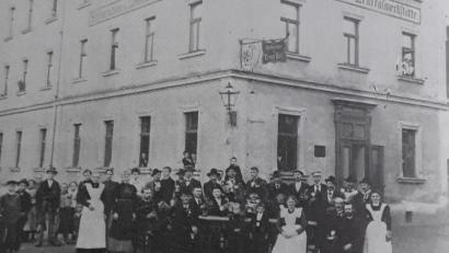 Bild: Stadtarchiv Weiden
Die Gaststätte "Zur Zentralwerkstätte" in der Landgerichtsstraße. Im September 1945 erfolgt dort der erste Impuls zum Wiederaufbau der SPD: Das Bild vom Oktober 1906 zeigt allerdings Mitglieder des eben gegründeten Kreiswahlverein Neustadt/WN der Sozialdemokratischen Partei Bayerns.