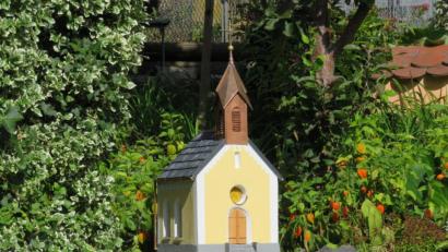 Bild: adj
Das Minikirchlein im Garten von Angela und Will Bleich sieht dem Orginal auf dem Basalkegel wie ein Zweilling ähnlich.