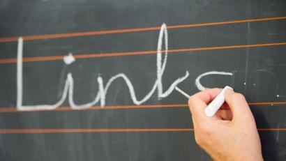 Bild: Christina Sabrowsky
Eine Lehrerin schreibt an die Tafel. Foto: Christina Sabrowsky/dpa