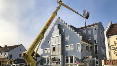 Bild: eik
Vom Korb eines Autokrans aus erledigten Fachleute am Donnerstag Arbeiten an der Antennenanlage auf dem Dach der Postarkaden in Kümmersbruck.
