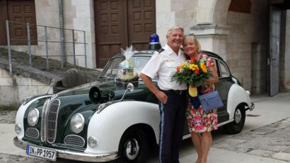 Bild: Polizeipräsidium Oberbayern Nord
Im Polizeimuseum Ingolstadt verabschiedete sich Hans-Peter Kammerer mit seiner Frau Gisela, die wie er aus Roggenstein stammt, vor einem restaurierten BMW 502, dem sogenannten "Barockengel" von seiner aktiven Dienstzeit. Der schmucke Wagen, der in den 60-er Jahren bei der Landpolizei zum Einsatz kam, wurde 16 Jahre lang restauriert. Das 120-PS-starke Fahrzeug besitzt weiße Kotflügel und unterscheidet sich so von seinen Münchner Kollegen, die sich komplett tannengrün präsentieren.