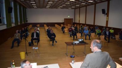 Bild: szl
Am Dienstagabend fand im Kultursaal eine Infoveranstaltung bezüglich des geplanten Mobilfunkmasten in Wildenau statt. Als Referenten waren neben Telekom-Kommunalbeauftragter Christian Blenk (vorne, links) auch Moderator und städtebaulicher Berater Klaus Zeitler (vorne rechts) sowie Thomas Kurz vom Landesamt für Umwelt.